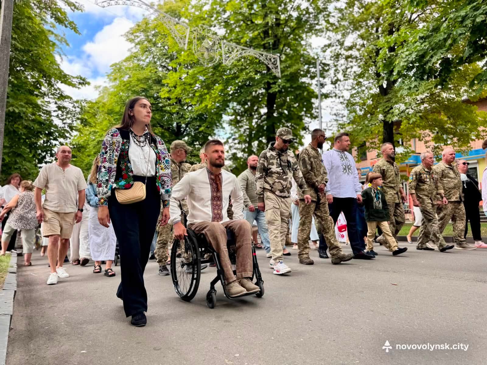 У Нововолинську сотні містян пройшли святковою ходою у вишиванках