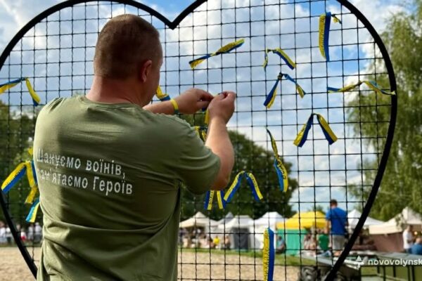 У Нововолинську встановили інсталяцію «Серце громади»  