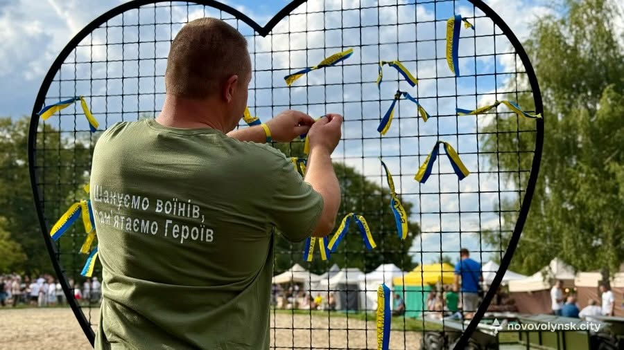 У Нововолинську встановили інсталяцію «Серце громади»