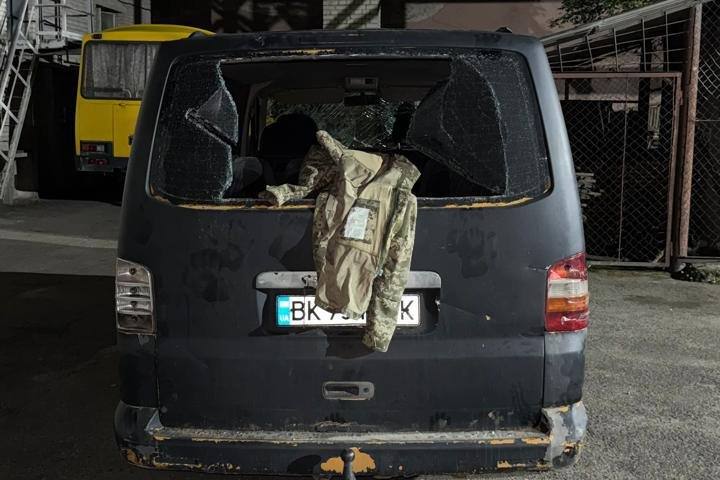 У Луцьку десятки цивільних побили авто ТЦК та СП та двох військовослужбовців 