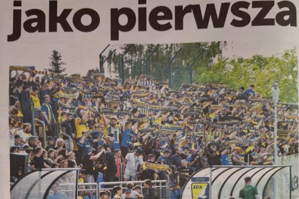 Футбол команда Олімпія Свидник Польща грає в синьо-жовтій формі