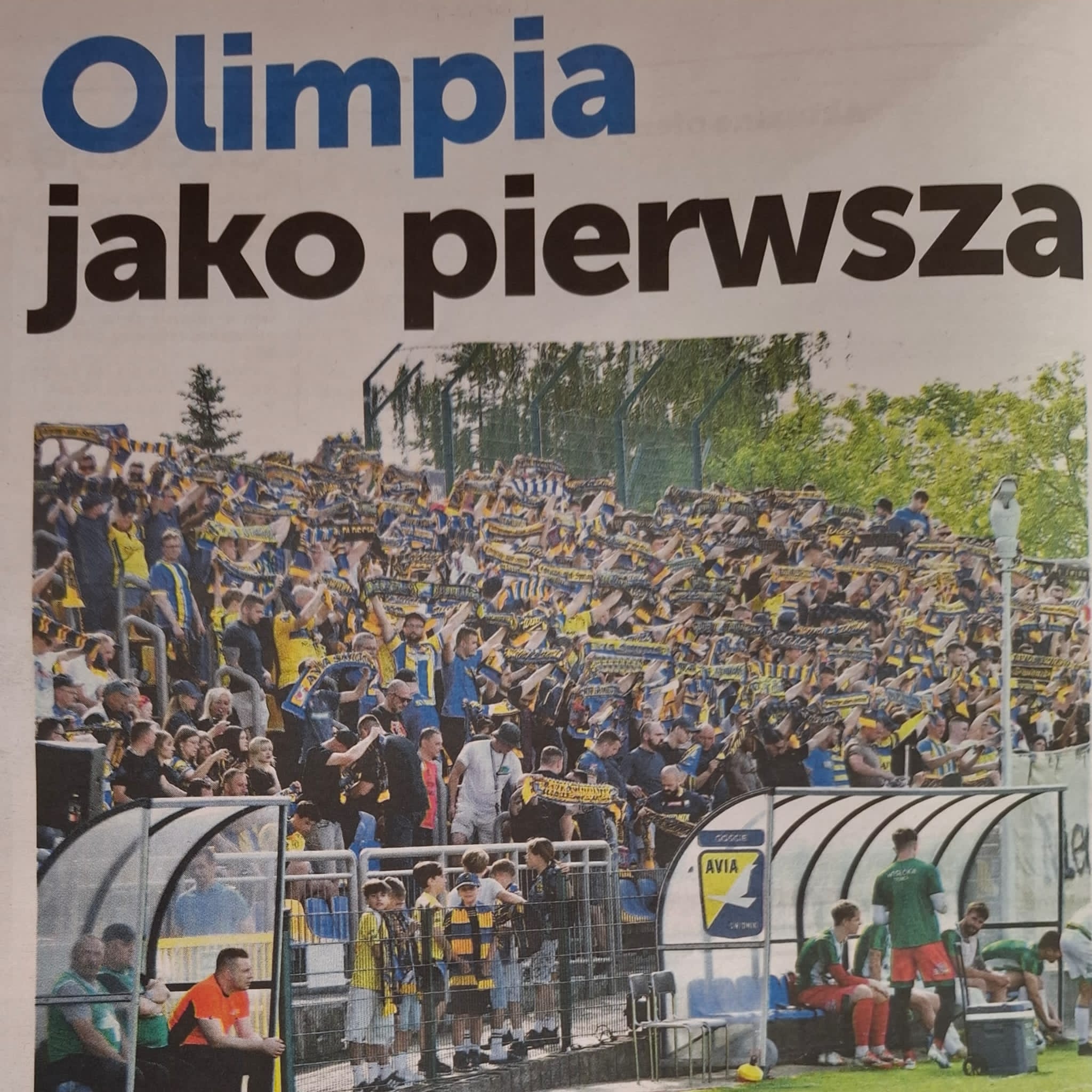 Футбол команда Олімпія Свидник Польща грає в синьо-жовтій формі