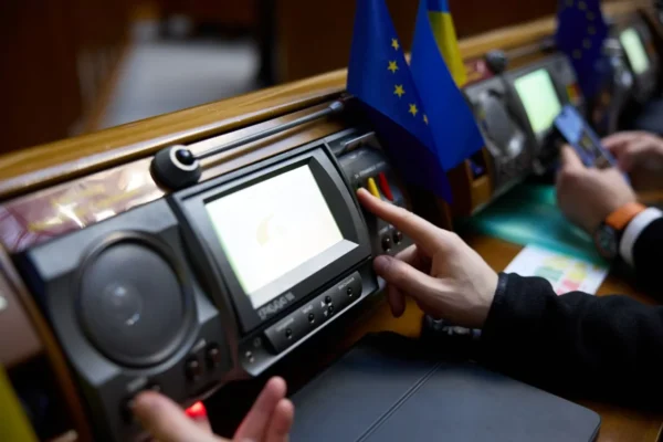 Жіночі правозахисні організації вимагають від народних депутаток й депутатів відхилити законопроєкт № 15294 «Про внесення змін до Кримінального кодексу України щодо посилення відповідальності за виготовлення і розповсюдження дитячої порнографії».
