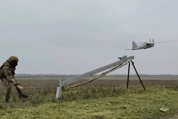 Російський військовослужбовець запускає безпілотник. Фото : Прес-служба Міністерства оборони Росії, AP
