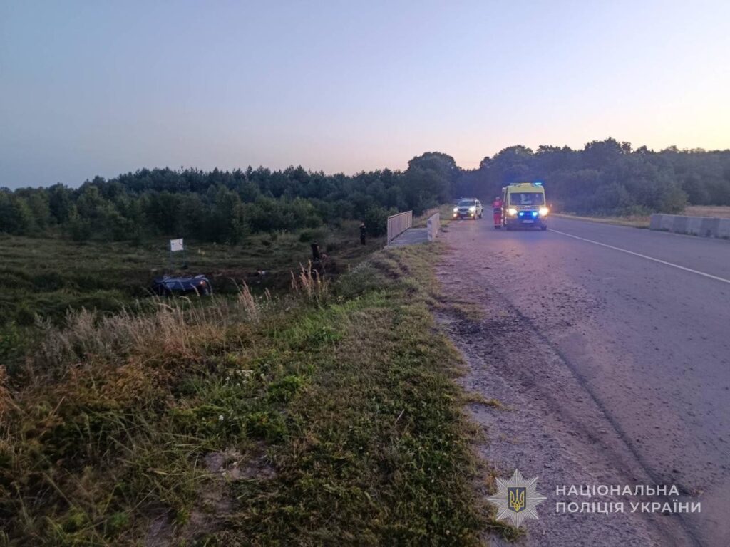 Поблизу Шацька авто злетіло в кювет та перекинулося