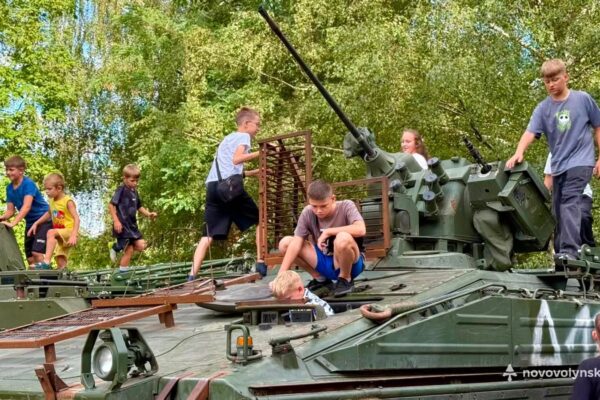 Нововолинськ Борис Карпус нагородження ветеранів вручення шкільного приладдя дітям Героїв