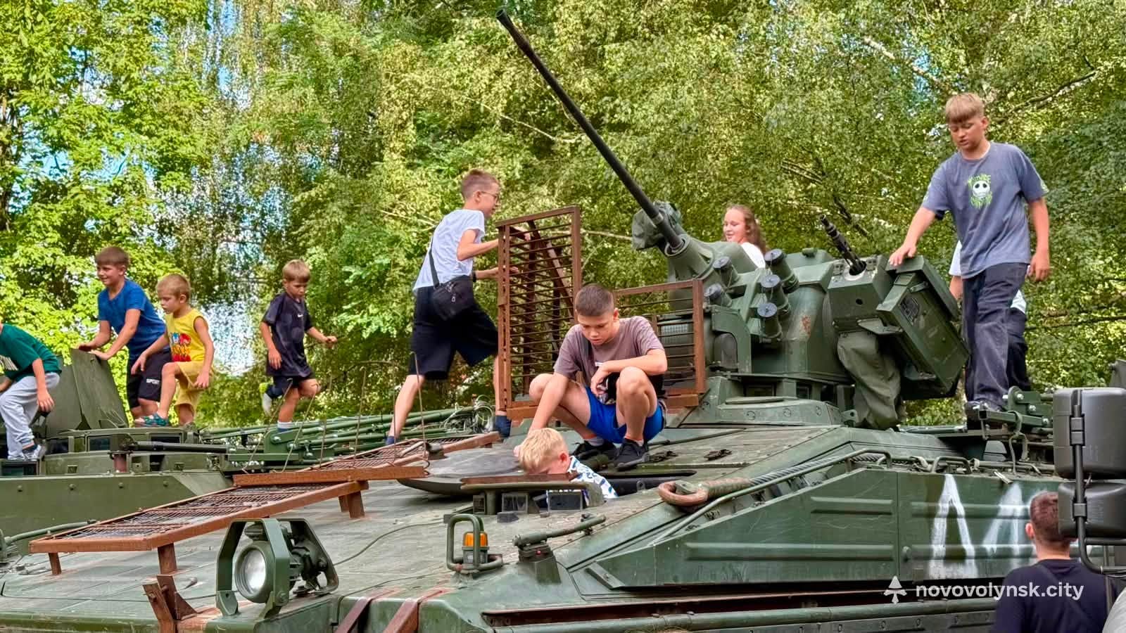 Нововолинськ Борис Карпус нагородження ветеранів вручення шкільного приладдя дітям Героїв