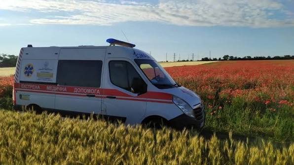 На Волині жінку за капюшон затягнуло в копачку: потерпілу доставили до лікарні