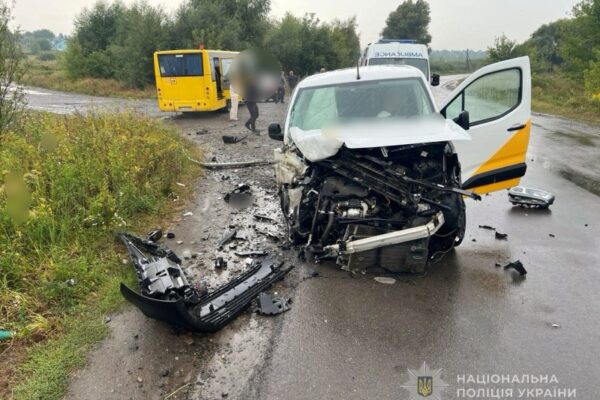 На Волині шкільний автобус зіткнувся з автомобілем “Укрпошти” 