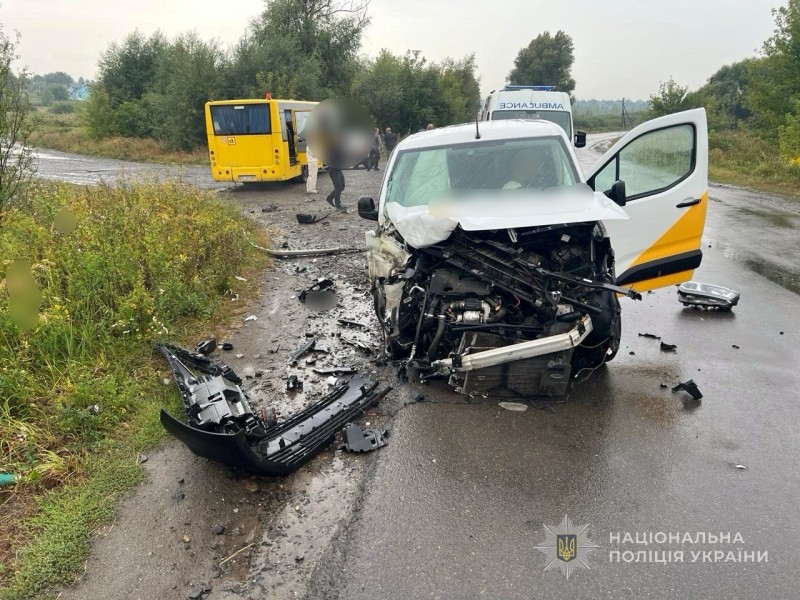 На Волині шкільний автобус зіткнувся з автомобілем “Укрпошти” 