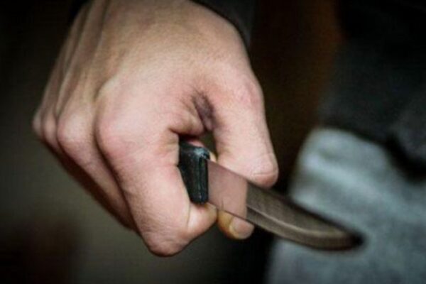 У центрі Луцька чоловік з ножем кидався на перехожих 