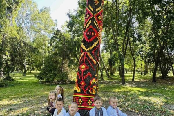У центральному парку Луцька створили алею дерев-вишиванок 
