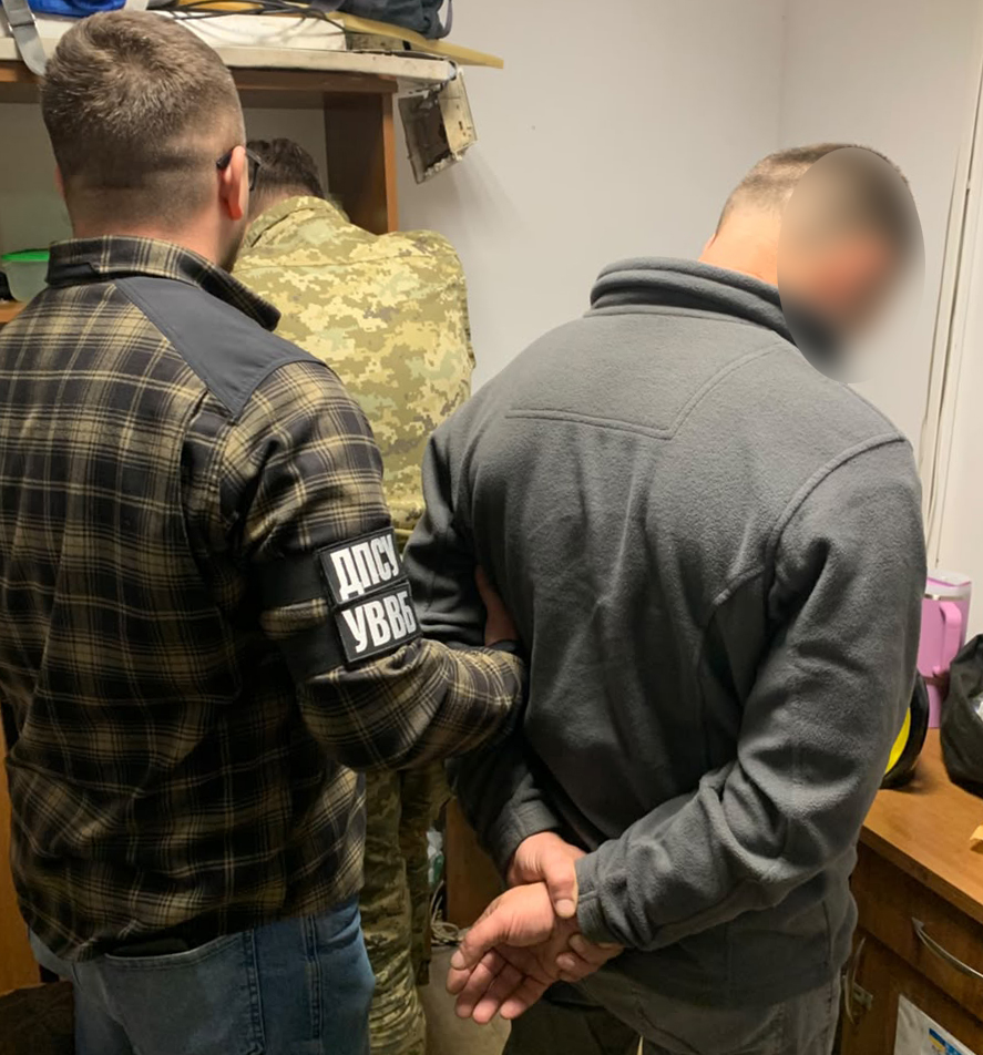 10 тис. доларів за пропуск пасажира: двоє водіїв намагалися підкупити прикордонника 