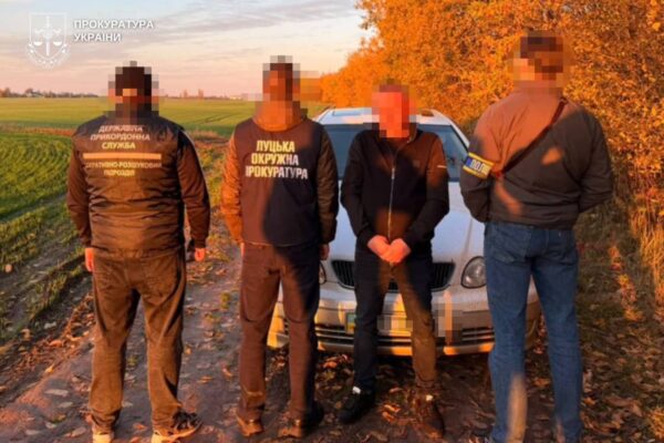 15 тисяч доларів за незаконний виїзд за кордон: фігуранта взяли під варту 