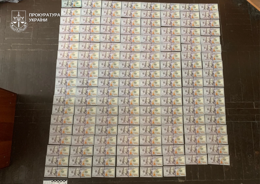 15 тисяч доларів за незаконний виїзд за кордон: фігуранта взяли під варту