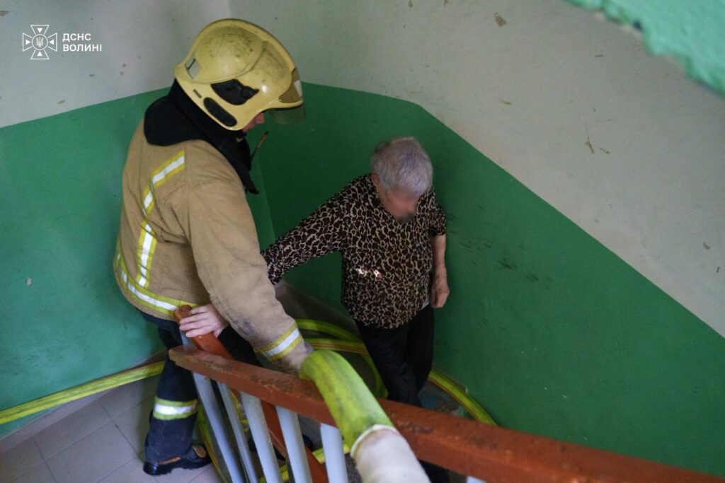 У Луцьку з палаючої квартири врятували пенсіонерку