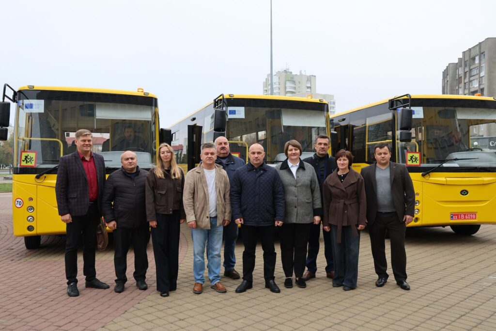 За рік Волинь отримала 18 шкільних автобусів
