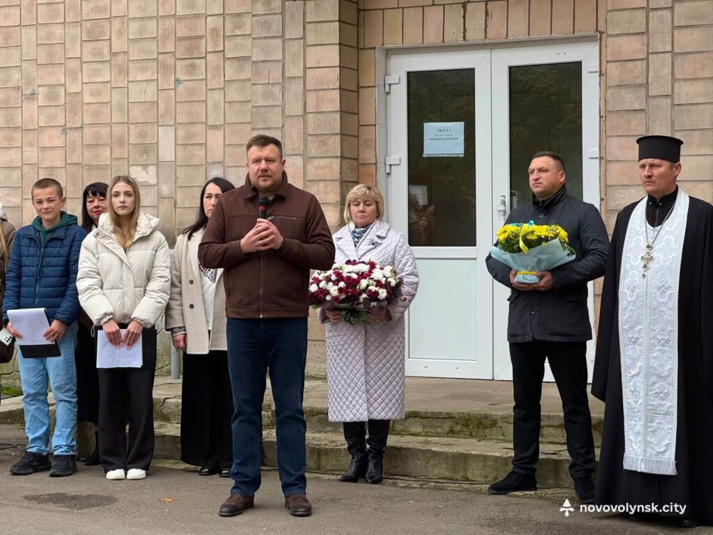 На фасаді Нововолинської гімназії увіковічнили пам’ять про 11 полеглих Героїв