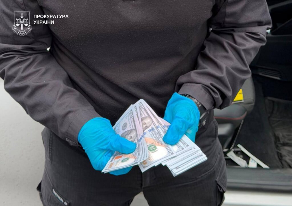 Волинянина судять за хабар у 10 000 доларів США 