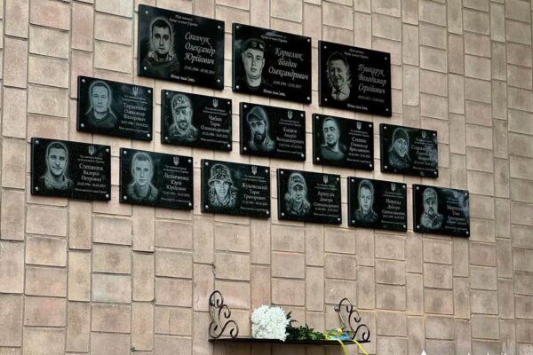 На фасаді Нововолинської гімназії увіковічнили пам’ять про 11 полеглих Героїв  