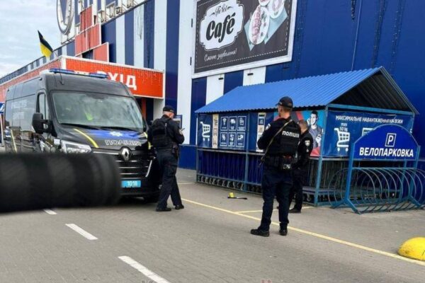 У Ковелі чоловік з сокирою накинувся на відвідувачів гіпермаркету 