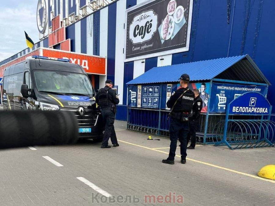 У Ковелі чоловік з сокирою накинувся на відвідувачів гіпермаркету